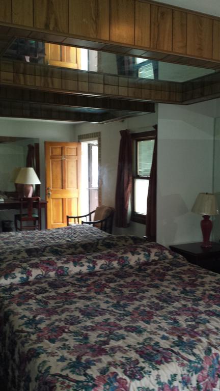 Wheeling Olde Court Inn الغرفة الصورة