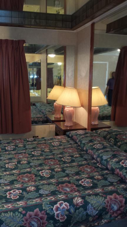 Wheeling Olde Court Inn الغرفة الصورة